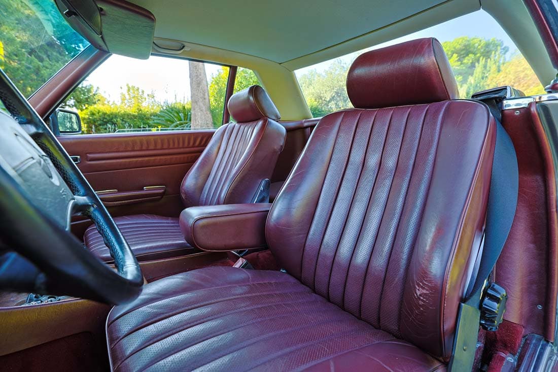 Sellerie cuir bordeaux, Mercedes 560 SL